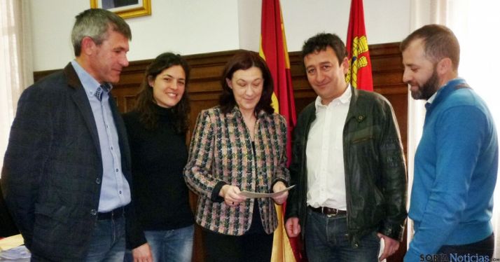 Miembros de APAF con la subdelegada (ctro.).