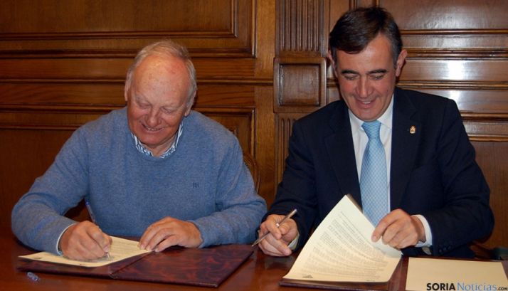 Catalán (izda.) y Pardo firman el acuerdo. / Dip.