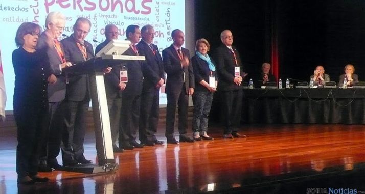 Fernández (de pie dcha.) en la VIII Asamblea Nacional de Cruz Roja
