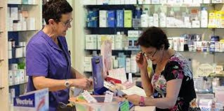 Imagen de pensionistas en farmacia