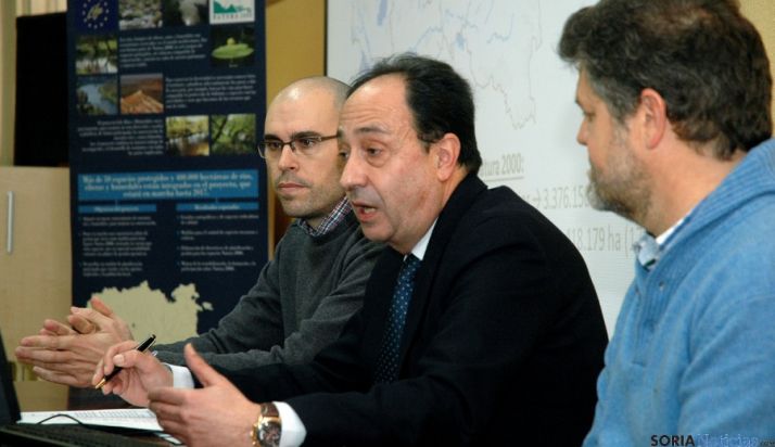 El delegado territorial Manuel López, (ctro.) con David Gómez y José M. Meneses. / Jta.