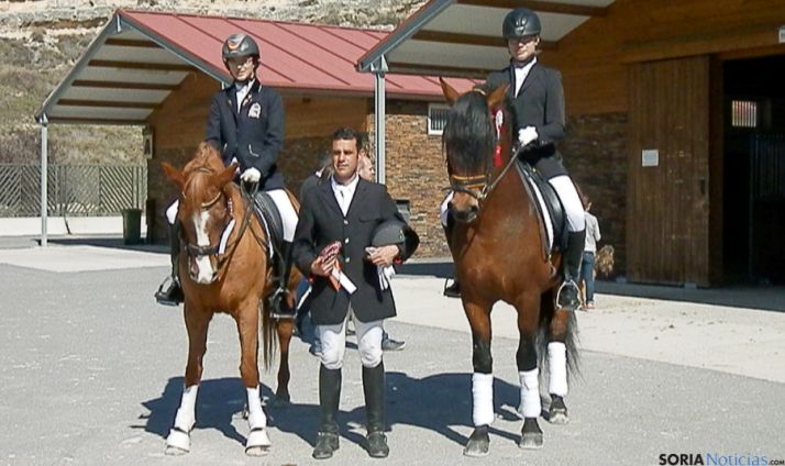 Los jinetes ganadores del Robledal. 