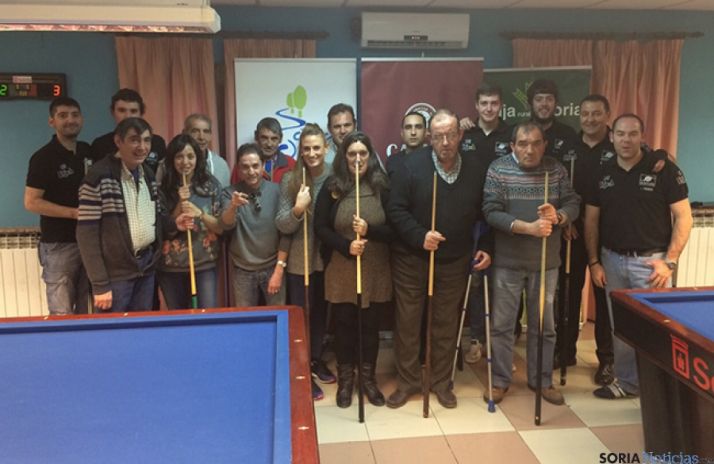 Asovica aprende del billar