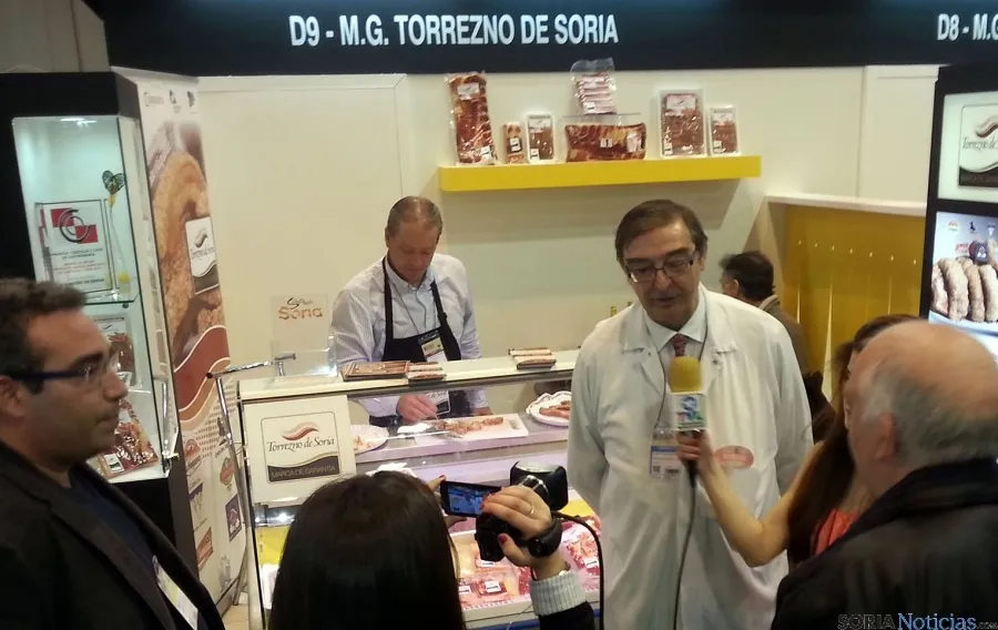 Samuel Moreno, presidente de la asociación de fabricantes, en el stand. 