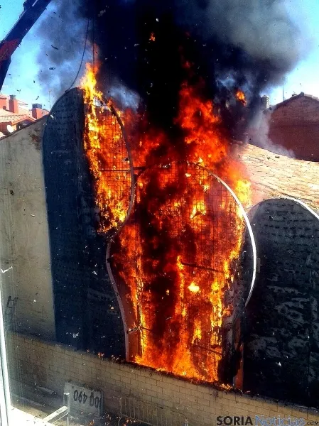 Detalle de las llamas antes de la llegada de los bomberos. / SN 