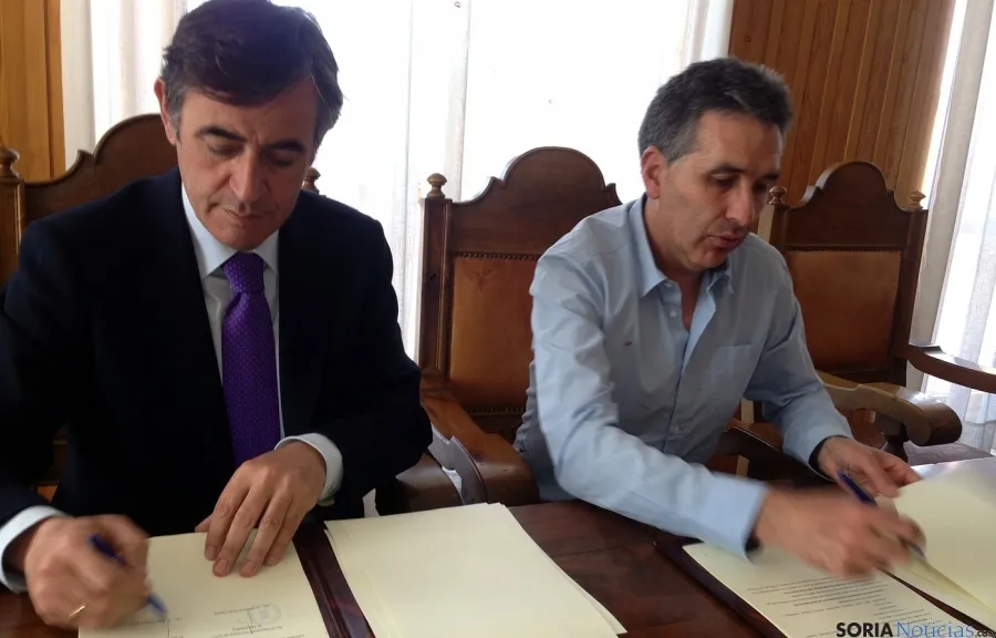 Antonio Pardo (izda.) y el alcalde de Covaleda, Hilario Rioja. / Dip.