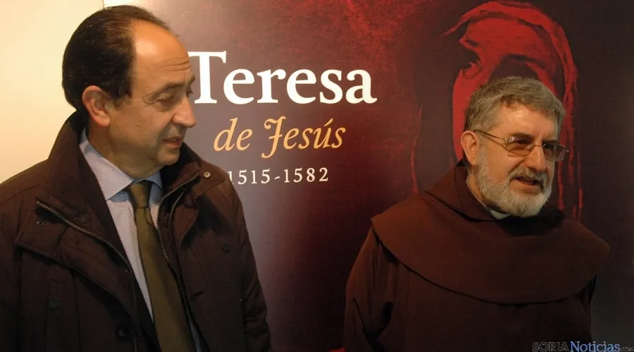 Manuel López (izda.) y fray Pedro Ortega, este miércoles en la muestra. / Jta.