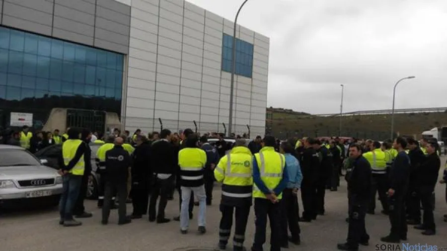 Los empleados de Gamesa se concentraban este mediodía en las puertas de la planta. / SN