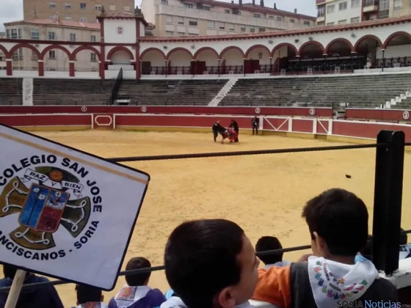 Alumnos del San José celebrando el Viernes de Toros