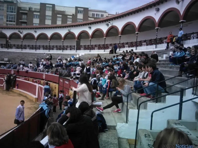 Alumnos del San José celebrando el Viernes de Toros