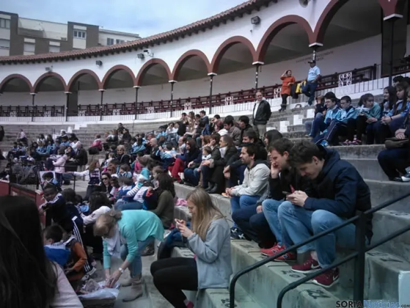 Alumnos del San José celebrando el Viernes de Toros