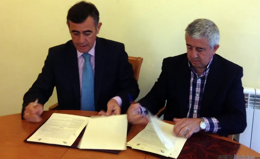 Pardo (izda.) y Elvira rubrican el convenio para San Leonardo. / Dip