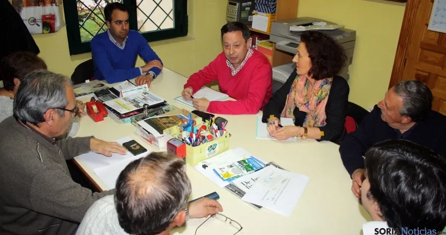 Adolfo Sainz, (ctro.) en su visita a La Barriada. 