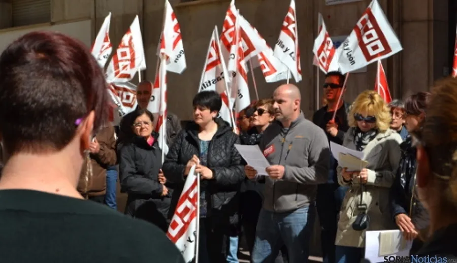 Concentración sindical frente a la sede de FOES