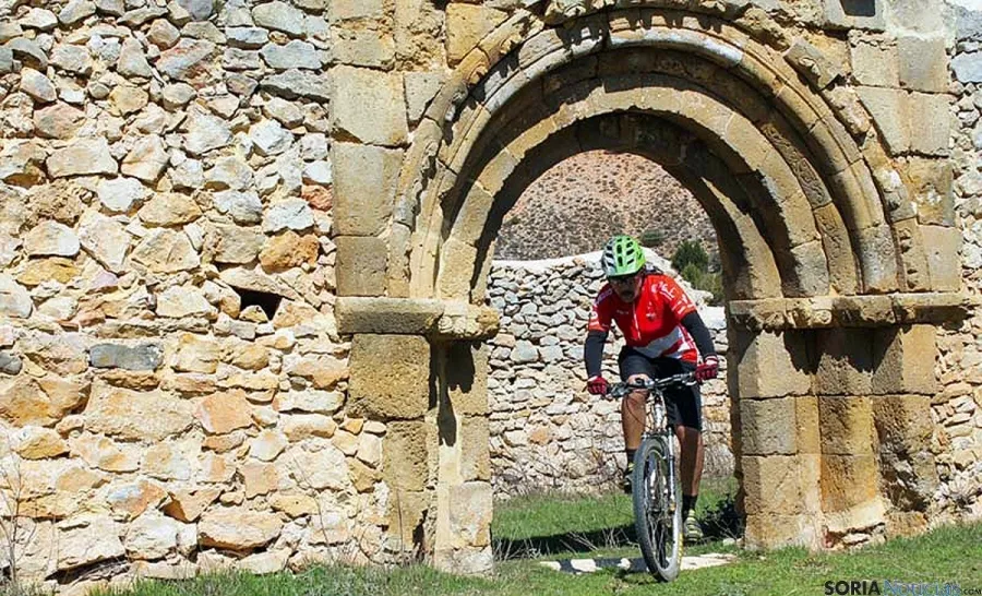 Un ciclista en la ruta templaria. 