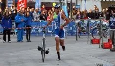 Emilio Martín conseguía montar el primero su bicicleta tras el primer tramo a pie. / SN