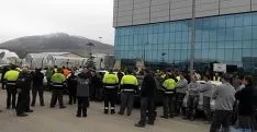 Los empleados de Gamesa se concentraban este mediodía en las puertas de la planta. / SN