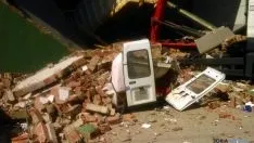 Escombros sobre los vehículos tras el derrumbe.