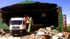 Escombros sobre los vehículos tras el derrumbe.