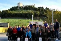 El grupo, delante del castillo