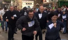 El obispo, a la derecha, en la salida de la carrera en la Dehesa. / DOS