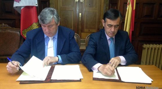 Herrero (izda.) y Pardo, en la firma del convenio en el ayuntamiento de Navaleno. / Dip.