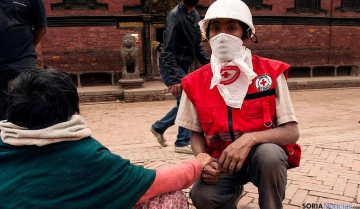 Un voluntario de la Cruz Roja Nepalí tras el terremoto./ayuda.cruzroja.es 