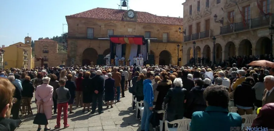 Cientos de personas asistieron a la misa en la plaza Mayor
