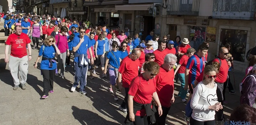 Los camiantes, a la salida en la plaza Mayor. / Belen Larrubia