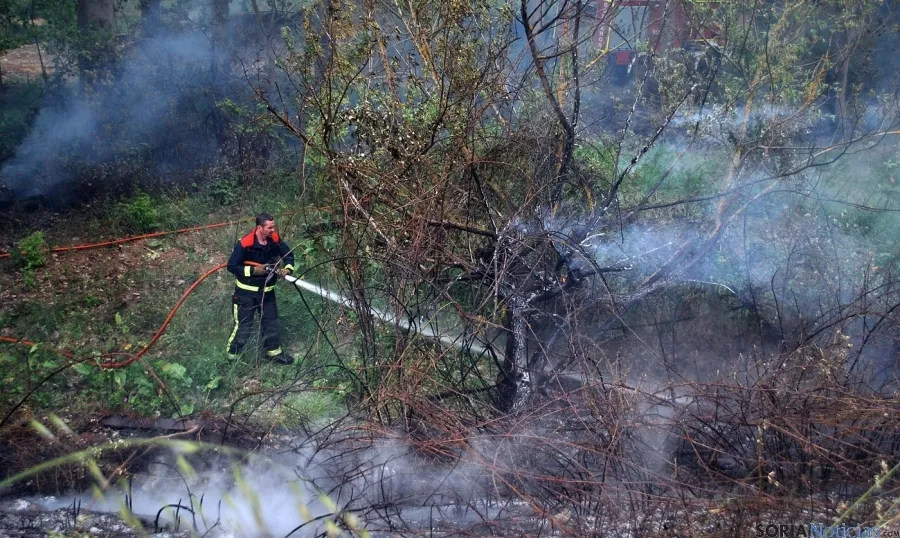 Imagen del incendio frente a la estación de RENFE. / SN