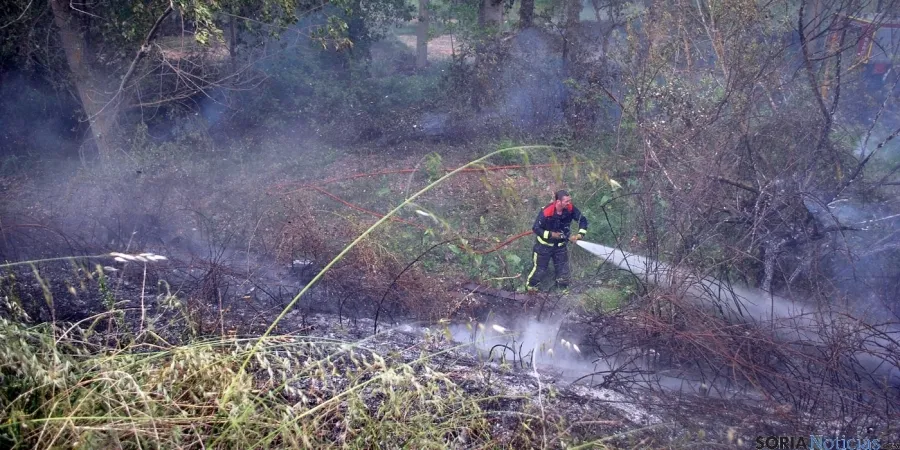 Imagen del incendio frente a la estación de RENFE. / SN