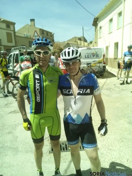 Foto 2 - Un centenar de ciclistas en la XXIV Cicloturista Villa de Almaz&aacute;n