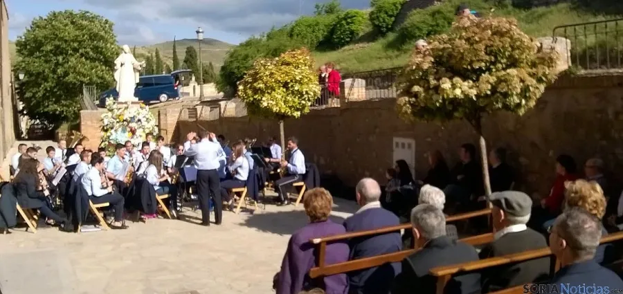 Concierto de la Banda municipal de música en el exterior del monasterio. / SN 