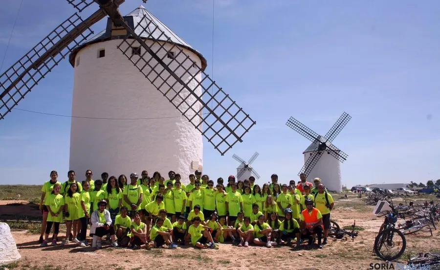 El grupo, ante los molinos de viento. 