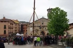 Pingada del pino mayo en San Leonardo