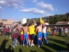 La plantilla del Tardelcuende celebrando la victoria