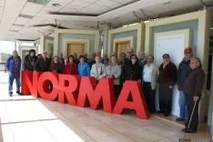 Visita de ex trabajadores a Norma