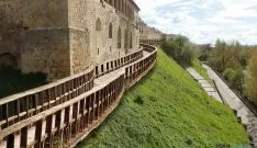 Recreación de una pasarela en la muralla adnamantina. 