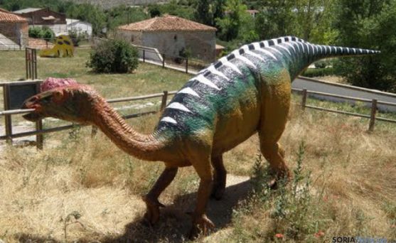 Maqueta de Dinosaurio en Villar del Río