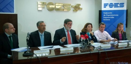 Santiago Aparicio, (ctro.) en la presentación del documento empresarial para la provincia de Soria. 