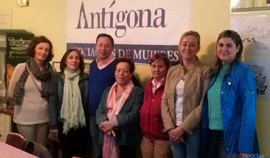 Sainz, (ctro.) con respresentantes de Antígona y miembros de su candidatura. 