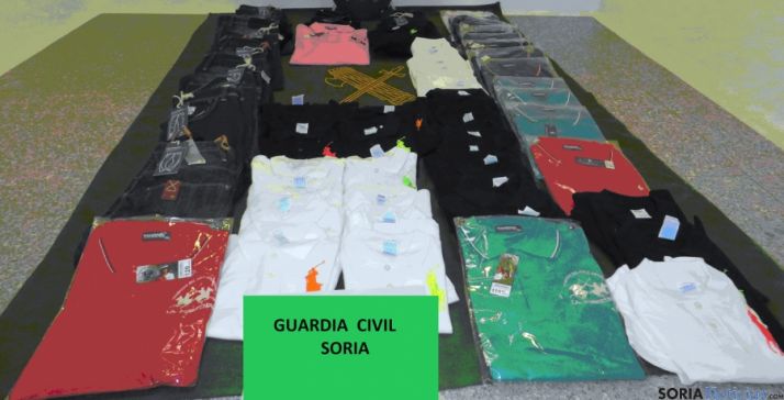 La ropa incautada por la Guardia Civil en San Leonardo. / Subdeleg.