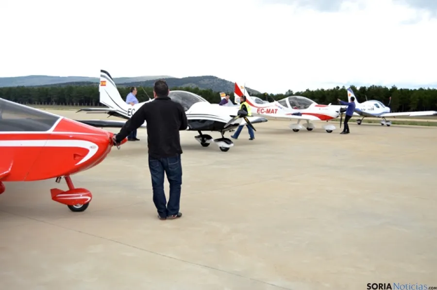 Foto 2 - 50 aviones participan en las jornadas de puertas abiertas del aer&oacute;dromo de Garray