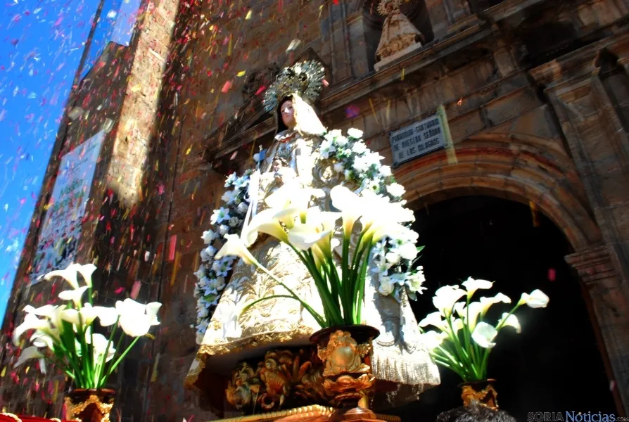 La imagen de la Virgen de los Remedios, a su salida del templo de Los Milagros. / SN