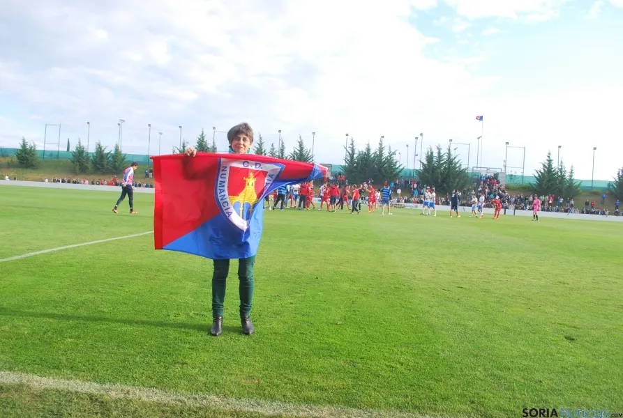 Una aficionada agredeña tras el pitido final. / SN