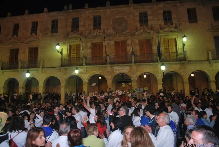Las cuadrillas, en la plaza Mayor. / SN