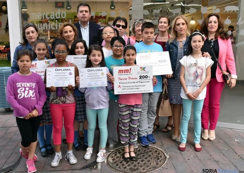 Los niños ganadores con su premio. / Jta.