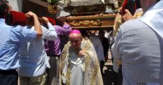 El arzobispo de Zaragoa pasa bajo la imagen de la Virgen. / SN