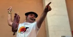 Un subastador de cuadrilla, en plena adjudicación de una tajada. / SN