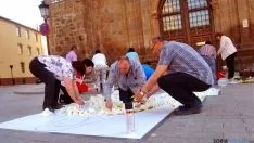 Los quintos del 65 preparan el tapiz floral para el Corpus Christi. / SN 